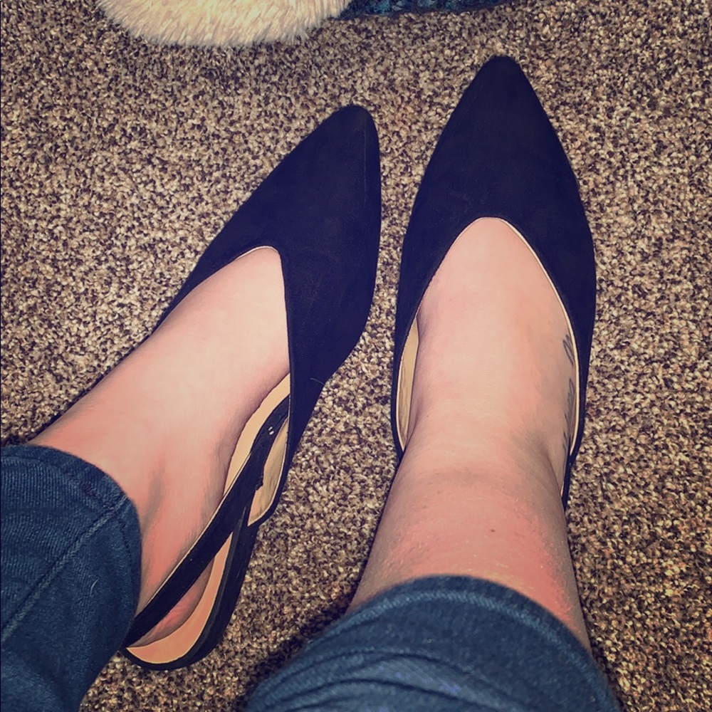 **SOLD**Chic Pointed Toe Flats